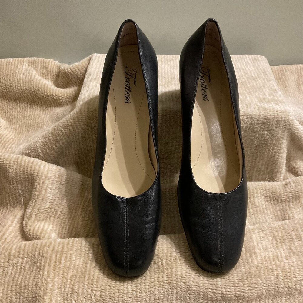 Womans Trotters Doris Pumps, 1.5' Heel Shoes, Size 8.5N